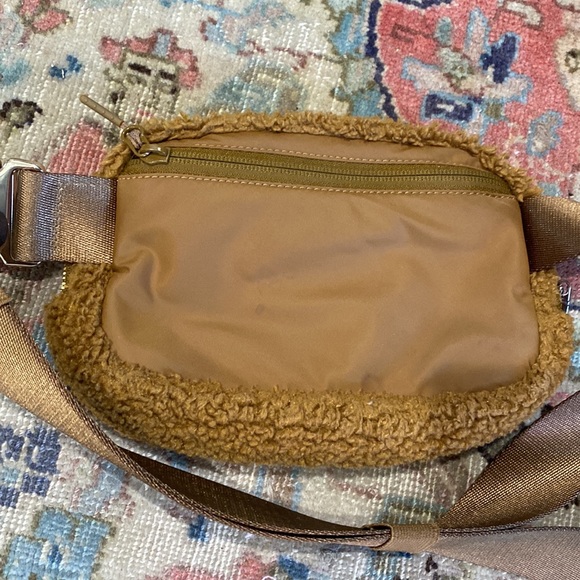 Lululemon Everywhere Belt Bag - Sherpa Burnt Caramel - Picture 7 of 13